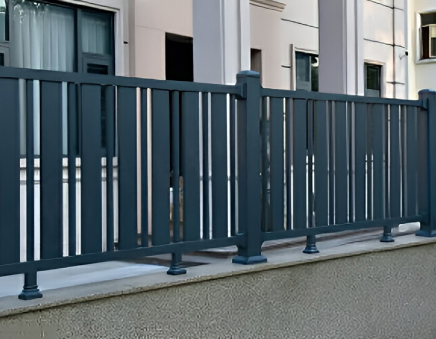 Nowoczesne minimalistyczne ogrodzenie ze stopu aluminium
