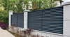 Moderne minimalistische Aluminiumzaun rostbezogene Gartenbarriere im Freien im Freien