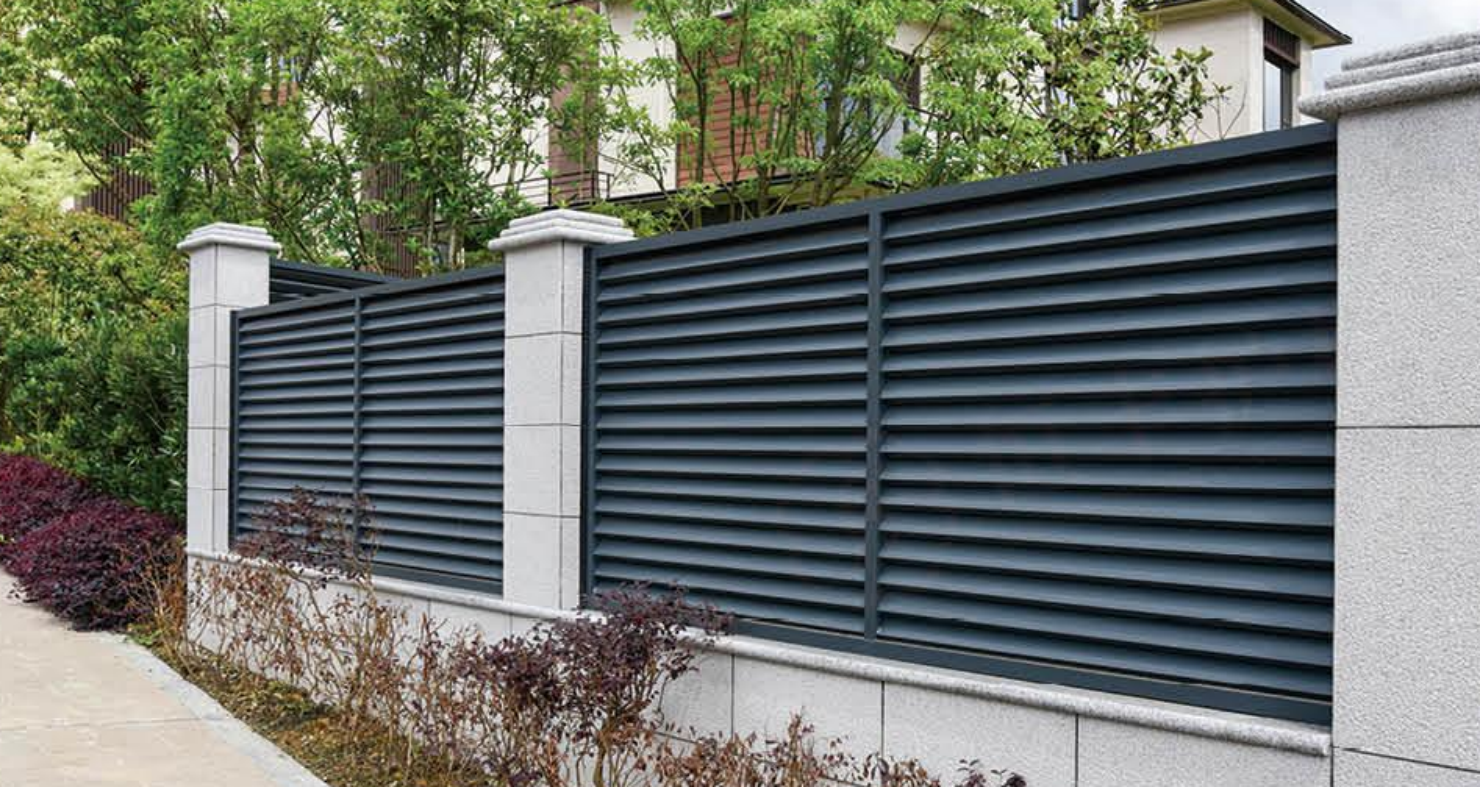 Moderne minimalistische Aluminiumzaun rostbezogene Gartenbarriere im Freien im Freien